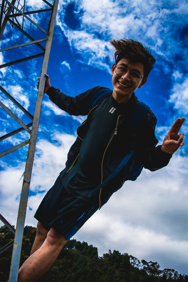 leisure activity, sky, smiling, real people, low angle view, he, boy, 5K, happynes, technology, city, men, fashion, bogotá, amor, lifestyles, young men