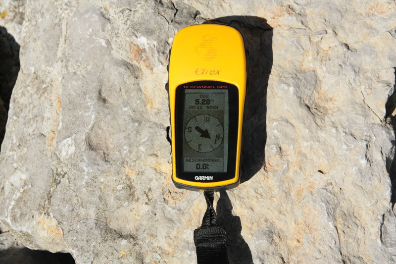 garmin, yellow, close-up, gps, solid, search, outdoors, text, textured, treasure hunt, geocache, tool, geocaching, digital, western script, nature, communication
