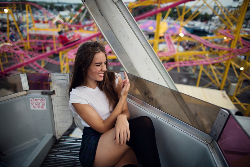 young women, hairstyle, teeth, amusement park, happiness, focus on foreground, three quarter length, arts culture and entertainment, real people, skirt
