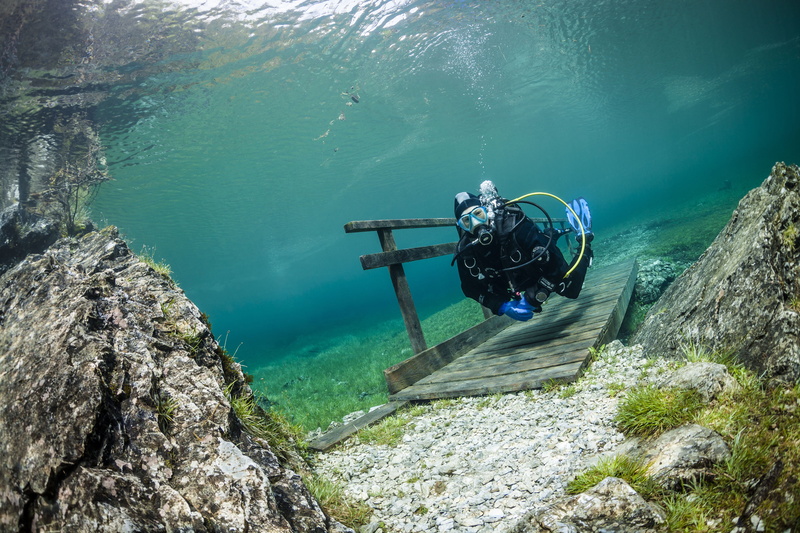 lake, nature, underwater, water, bubbles, bridge, grass, Austria, divers, sunlight, Green Lake, 2K, rock, goggles