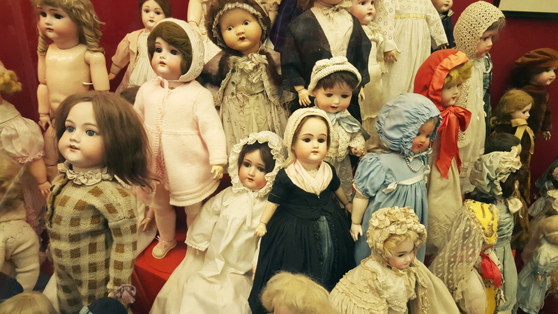 collection, old, male likeness, toy, variation, girls, shopping, group of people, second hand, 5K, face, female likeness, junk, retail, child, clothing