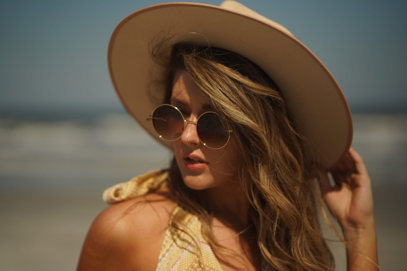 leisure activity, glasses, fashion, sunhat, beautiful, 5K, pretty, hairstyle, one person, wearing, nature, seashore, hat, close-up, lady, beautiful woman