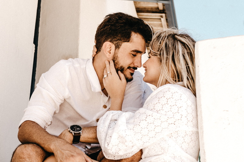 casal, face, females, hair, woman, two people, togetherness, couch, wedding, person, clothing, men, young women, finger, apparel, adult, 2K, positive emotion