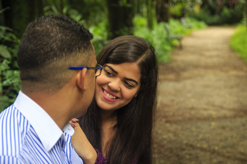 togetherness, people, focus on foreground, engagement, casal, pre-nuptial, joy, greeting, bride, grooms, happiness, nature, glasses, real people, leisure activity