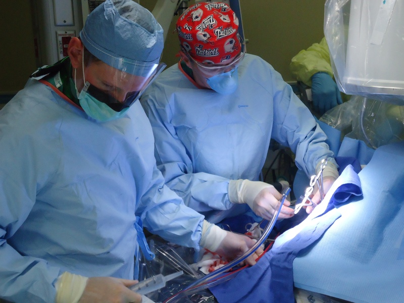 surgical mask, operating gown, table, real people, working, scrubs, adult, equipment, operation, hospital, skill, human, surgical equipment, medical care