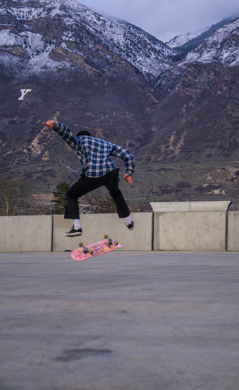 skateboard, human body part, full length, real people, 5K, landscape, architecture, board, outdoors, wall, nature, skate, women, balance, lifestyles, casual clothing