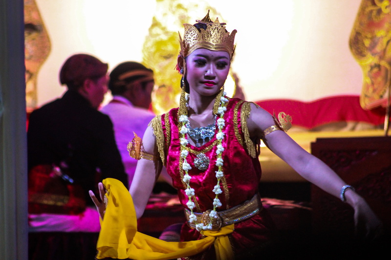traditional clothing, beautiful, sinden, representation, indonesia, 5K, religion, clothing, art and craft, indoors, male likeness, belief, dance, women