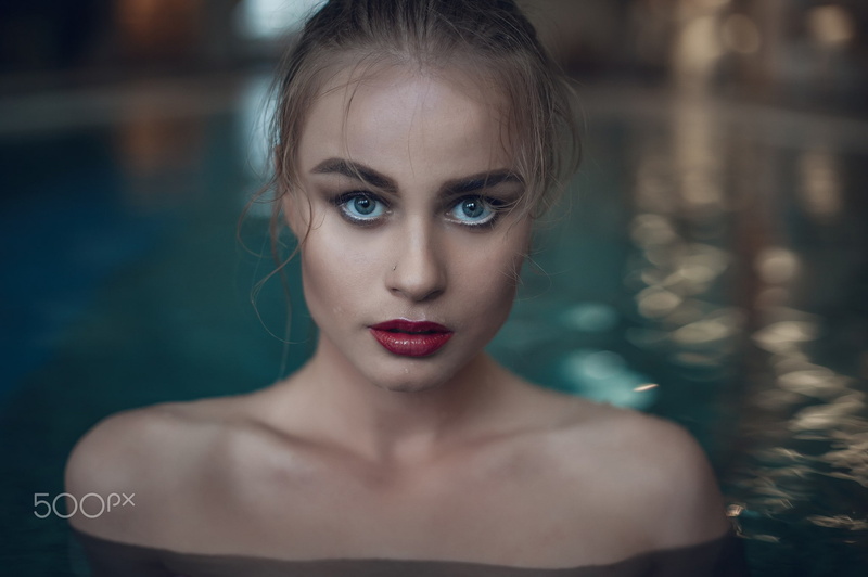 focus on foreground, hairstyle, fashion, young women, lifestyles, headshot, front view, 1080P, one person, looking at camera, reflection, face, Yuri Egoroff