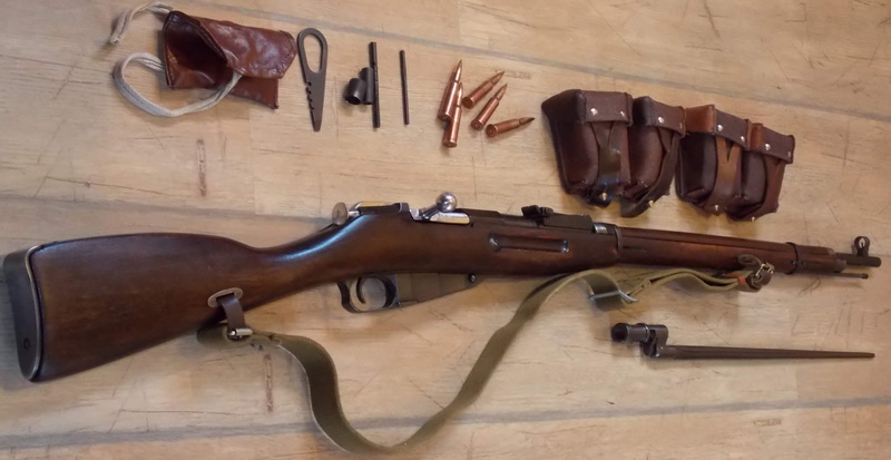 mosin nagant m9130 rifle, indoors, choice, brown, directly above, no people, weapon, high angle view, large group of objects, gun, wood - material, in a row