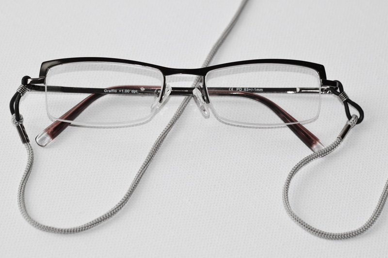 eyesight, eyeglass frame, fashion, single object, high angle view, glasses and opticians, reading glasses, still life, personal accessory, simplicity, bracelet
