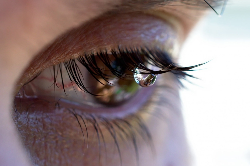 extreme close-up, selective focus, one person, reflection, outdoors, macro, body part, eyeball, eyelid, iris - eye, 720P, adult, water drops, eyebrow