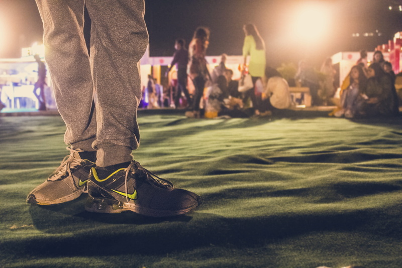 running, 4K, crowd, human limb, group, blur, light, standing, focus, stage, group of people, limb, footwear, rubber shoes, focus on foreground, pair, human body part