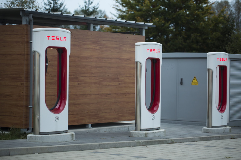 connection, station, 5K, footpath, telephone booth, e-gas station, communication, load time, day, telephone, text, mobility, recharge, red, current gas station