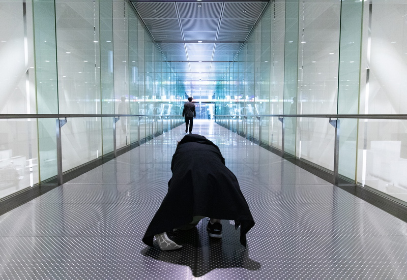 moving walkway, sleeve, handrail, photography, transportation, flooring, airport, person, adult, human, corridor, business person, long sleeve, leaving