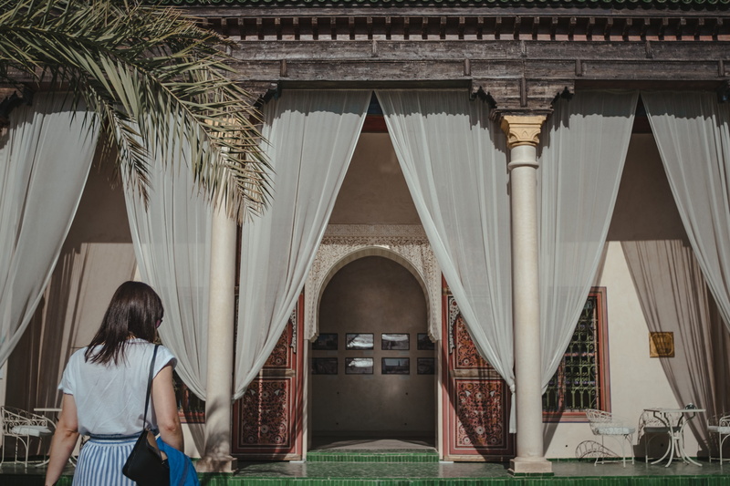 5K, architectural column, built structure, lifestyles, three quarter length, plants, young adult, city, real people, destination, one person, marrakesh