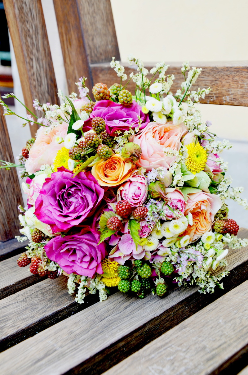 arrangement, multi colored, wood - material, vulnerability, 4K, raspberries, rose, bouquet, plants, choice, outdoors, wooden, freshness, flower, variation