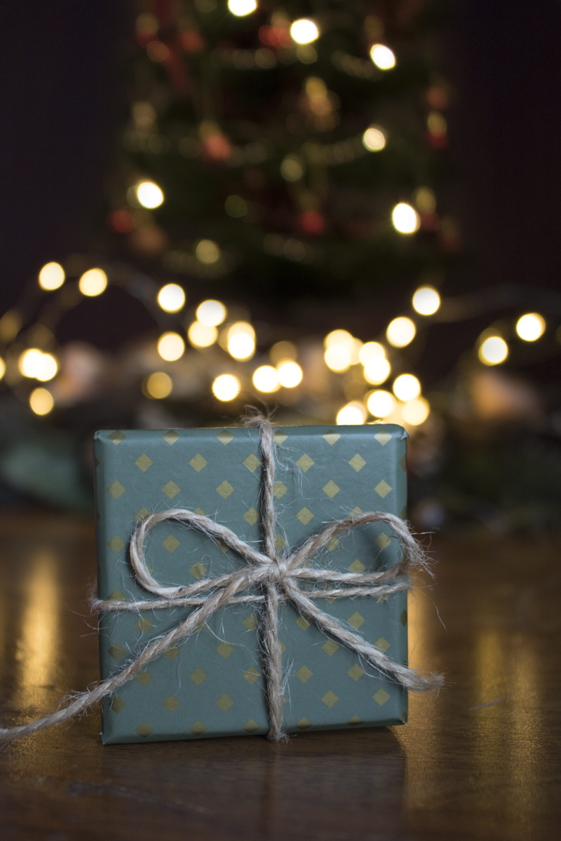 5K, box, ribbon, brown, christmas, christmas lights, decoration, gift, green, light, thread, glowing, wooden, surface, illuminated, blurred background