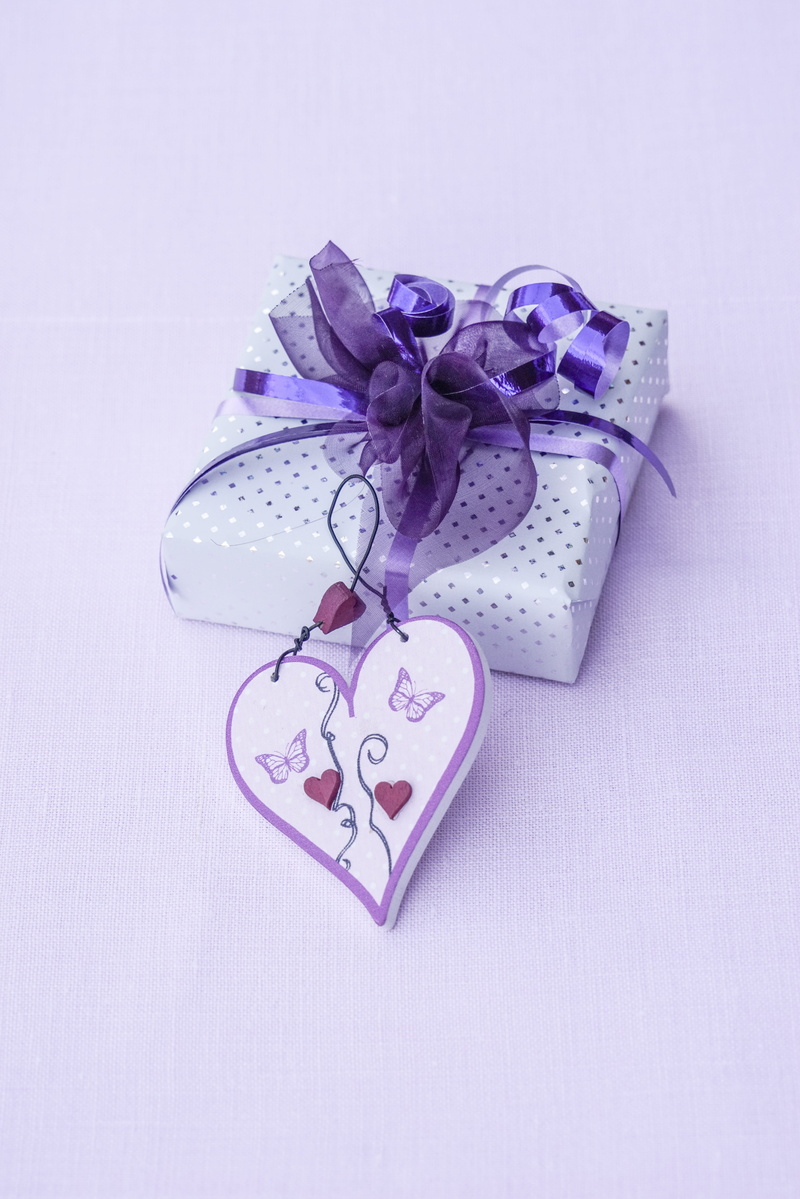 loop, surprise, christmas, celebration, gift, birthday, love, studio shot, paper, still life, purple, heart shape, white background, mitbringsel, background