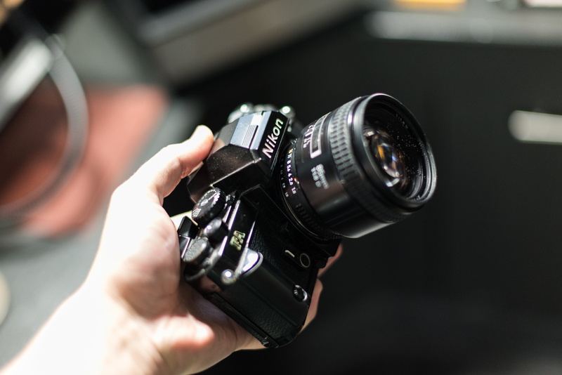 finger, one man only, slr, nikon, selective focus, dslr, gadgets, shift, photography, hold, indoors, person, camera - photographic equipment, mirrorless