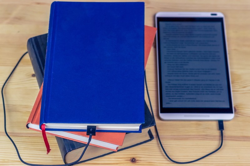 tablet, text, pages, still life, close-up, wood - material, read, data, ereader, indoors, online, publication, 4K, study, computer, technology, portability