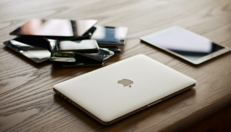 group of objects, apple Computers, heart shape, blank, global Communications, equipment, absence, iphone, silver, mobility, 4K, internet, electronics Industry