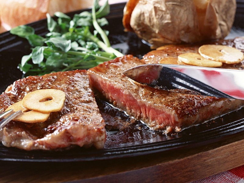 steak, vegetable, indoors, close-up, food and drink, knife, cooked, fillet, pork, sirloin Steak, barbecue, healthy Eating, wood - Material, slice, tomato