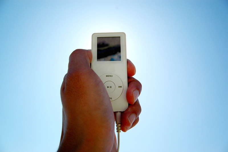 apple inc, clear sky, lifestyles, nature, music player, sky, one person, human hand, media player, white, music, wireless technology, Mp3-Player, personal perspective