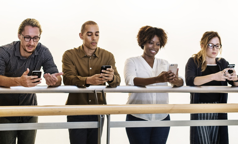 smartphone, westerner, gadgets, text messaging, people, leaning, wireless technology, young adult, adult, mobile phone, receiving, standing, friends, smiling