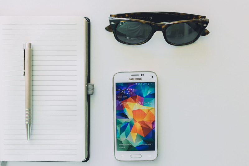 mobile Phone, indoors, 5K, eyewear, telephone, still life, glasses, directly above, wireless technology, Notepad, phone, fashion, device screen, note pad