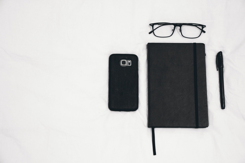 copy space, modern, glasses, device, technology, paper, wireless, 2K, indoors, portable information device, communication, directly above, no people, smartphone
