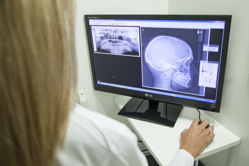 x-ray of the jaw, working, adult, responsibility, monitor, photo, hospital, occupation, Jaw, bless you, person, over the shoulder view, medicine, professional occupation