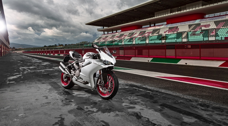 sky, Motorcycle Racing, cloud - sky, built structure, sports race, incidental people, day, speed, transportation, travel, Superbike Racing, road, Superbike