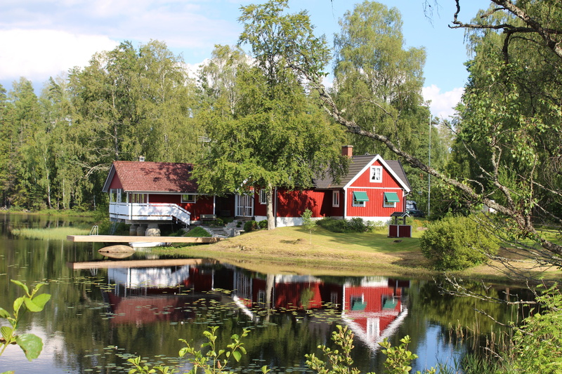 architecture, lake, outdoors, house, sweden, no people, green color, water, tranquility, beauty in nature, cottage, nature, tree, 5K, day, building, haus am see