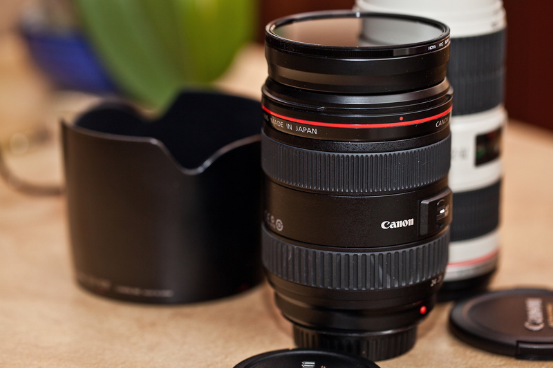 no people, equipment class, digital camera, slr camera, lens, zoom lens, hobbies, table, lens - eye, black color, technology, photo session, lens - Optical Instrument