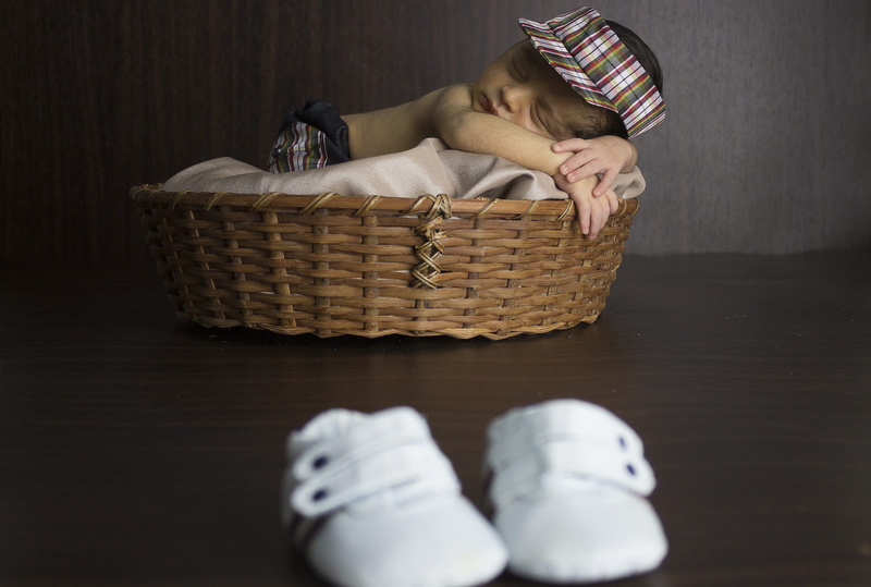 lifestyles, Visor, food, low section, 4K, full length, human body part, Slipper, relaxation, container, eyes closed, adults only, one person, wicker, Basket