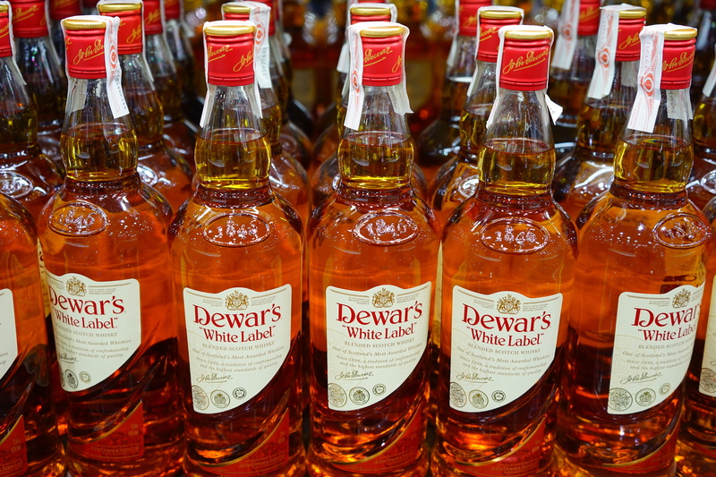 dewars white label, no people, side by side, indoors, arrangement, choice, Drink, glass bottles, shop, still life, Bottles, order, sale, alcohol sales
