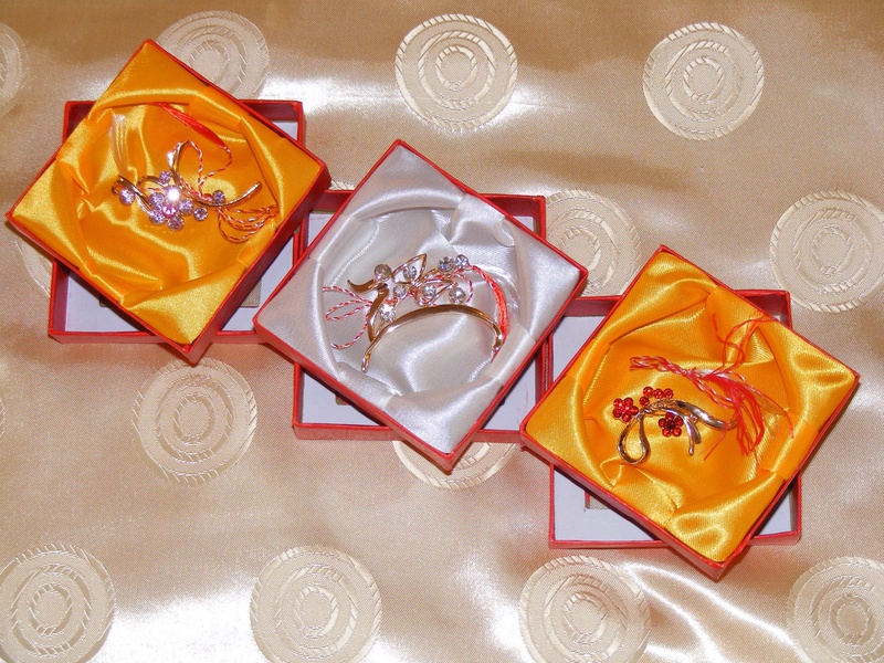2K, box, brooch, floral pattern, box - container, directly above, spring, amulet, high angle view, indoors, art and craft, no people, march, food, food and drink