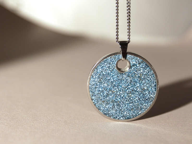 indoors, metal, focus on foreground, table, focus, expensive, luxury, shallow, elegance, gift, female, personal accessory, blue, necklace, fashion, decoration