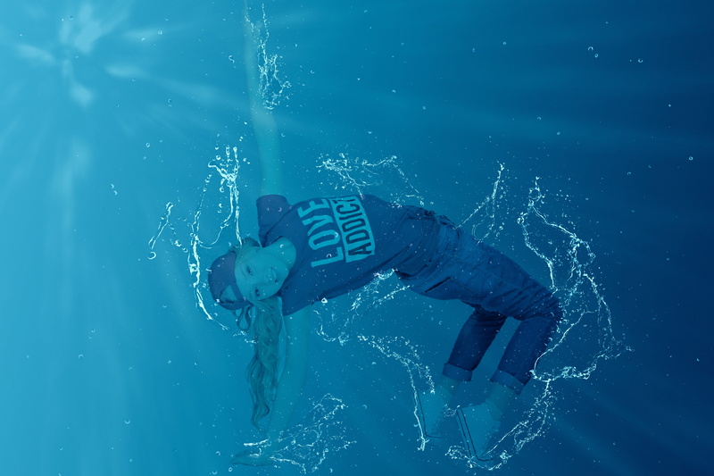 dancer, breakdance, real people, full length, nature, blue, sea, one person, swimming pool, day, action, bubble, sport, swimming, leisure activity, cool