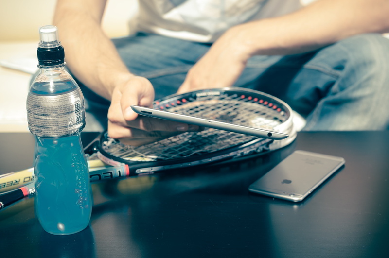 lifestyle, people, mac, iphone, gray, focus on foreground, indoor, communication, hobby, game, business, 4K, app, gym, iphone 6, recreation, midsection