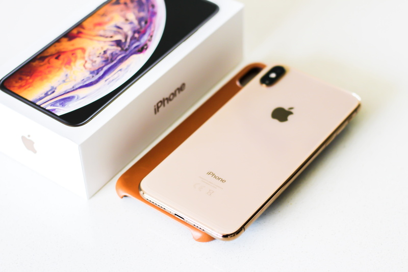 touch screen, no people, 5K, relaxation, number, x, arts culture and entertainment, electrical equipment, iphone, opportunity, gold, wireless technology