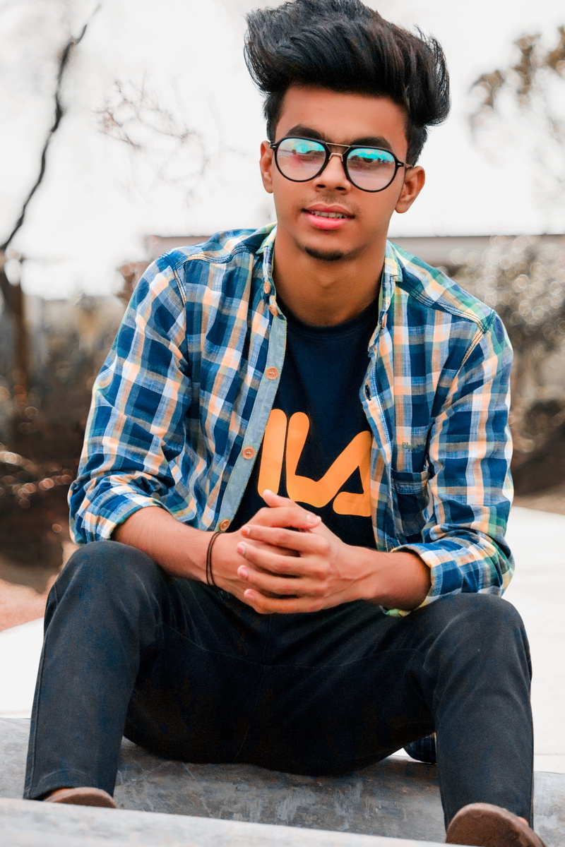 accessory, men, boy, photo, portrait, real people, finger, young adult, photography, denim, front view, teenager, focus on foreground, glasses, accessories