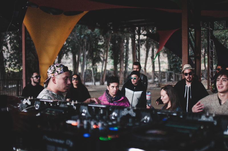 theme park, togetherness, sunglasses, people, young adult, person, dj, arts culture and entertainment, diamond, selective focus, paparazzi, friendship