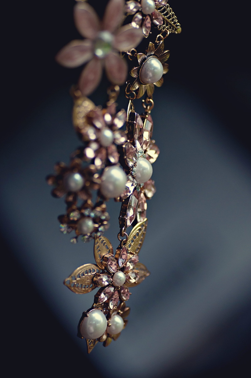 pearl jewelry, gemstone, bronze, accessories, pendant, necklace, studio shot, ornament, elegance, black background, no people, piece, decoration, shiny