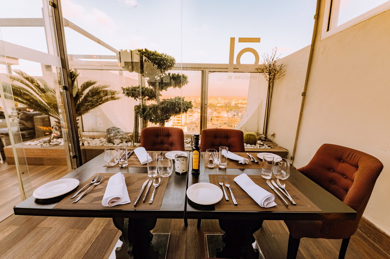 tablecloth, architecture, place setting, 5K, window, interior design, dining, brown, food and drink, tableware, drinking glass, business, indoors, no people