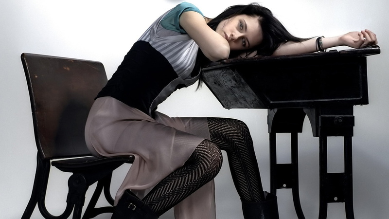 adult, young adult, elegance, women, chair, beauty, long hair, one person, black color, young women, fashion, seat, brown hair, using laptop, kristen stewart