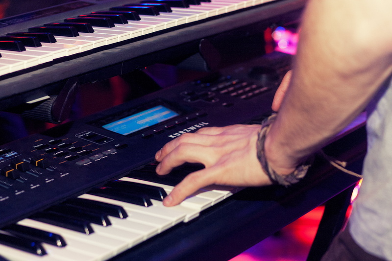 skill, musician, musical equipment, human body part, keyboard instrument, musical instrument, studio, playing, push button, technology, audio, band, piano