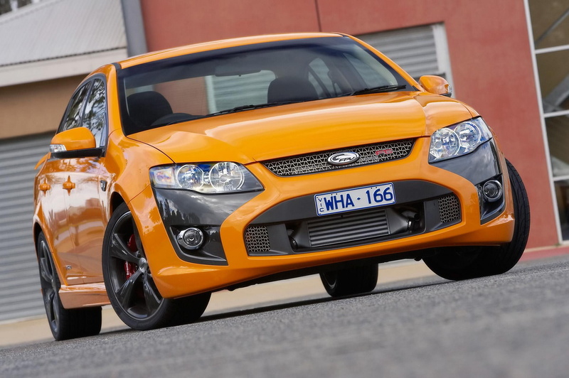 day, fpv, f, street, taxi, land vehicle, orange color, ford, road, no people, 720P, yellow taxi, in a row, yellow, city, motor vehicle, architecture, car
