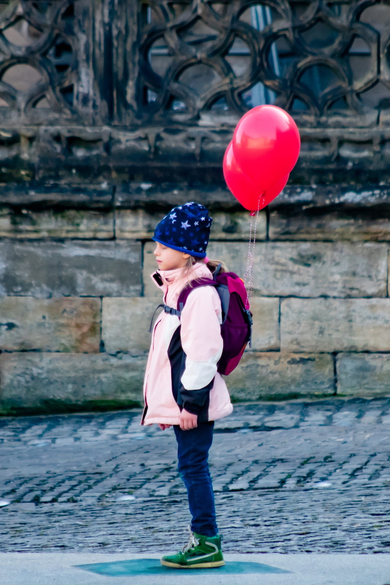 innocence, one person, childhood, outdoors, child, helium balloon, day, females, dom, red, balloon, water, leisure activity, standing, lifestyles, balloons