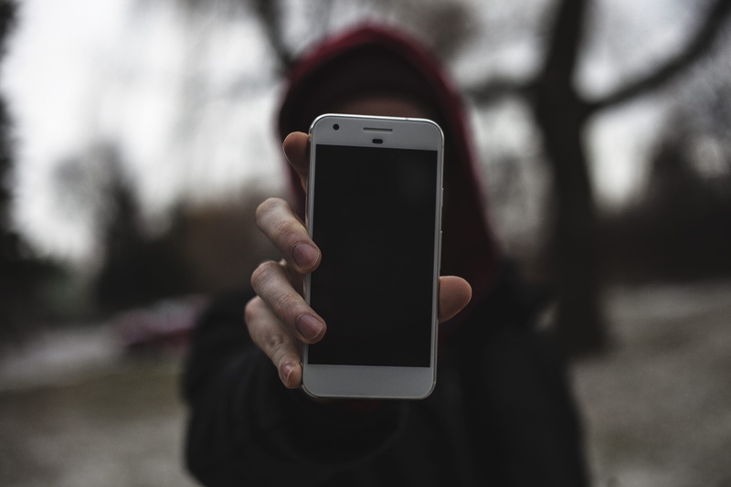 focus on foreground, human body part, electronic, telephone, 5K, internet, nature, close, wireless Technology, lens, shift, holding, phone, touch Screen